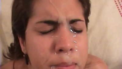 ლამაზ ლათინურ შავგვრემანს უხეში სექსი აქვს